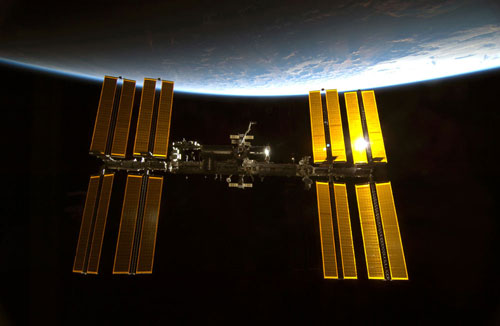 ISS là ngôi nhà an toàn cho các phi hành gia trong không gian  d