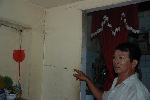 Căn nhà ông Hùng bị lún nứt có thể sập bất cứ lúc nào - Ảnh: Đình Sơn