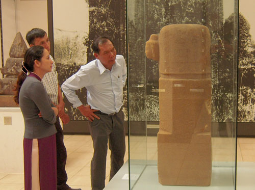 Du khách xem Mukhalinga lần đầu tiên trưng bày tại Mỹ Sơn