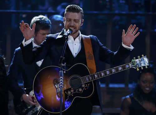 Justin Timberlake biểu diễn ca khúc “Drink you away” tại đêm trao giải - Ảnh: Reuters