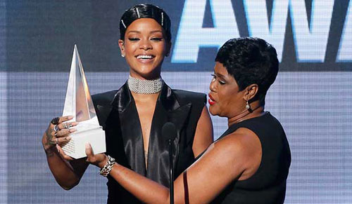 Rihanna với giải thưởng Icon Award lần đầu tiên được trao tại American Music Award - Ảnh: Reuters