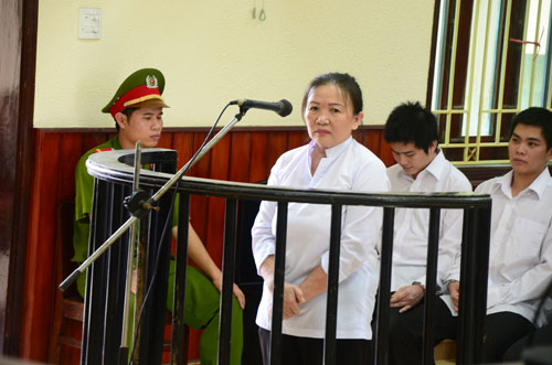 Bà Nguyễn Thị Xuân Đào tại TAND tỉnh Bình Định trước khi tòa hoãn d