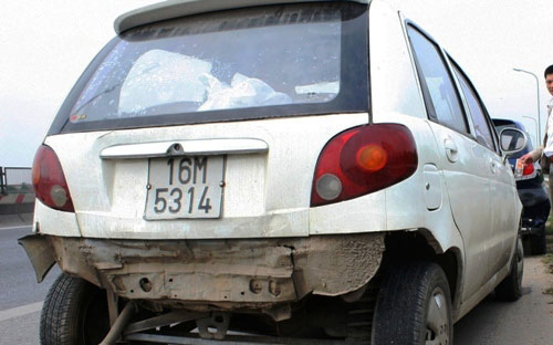 Nhiều xe bị hư hỏng nặng phần đầu và phần đuôi xe