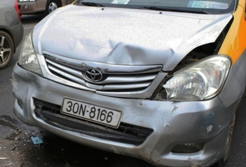 Nhiều xe bị hư hỏng nặng phần đầu và phần đuôi xe