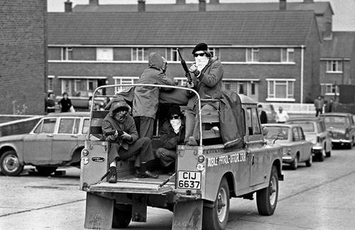 Thành viên Official IRA trên đường phố Bắc Ireland năm 1972 - Ảnh: Victorpatterson.photoshelter.com