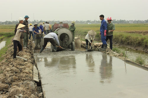   Người dân thôn 5 lúc đang làm đường bê tông - Ảnh: Vũ Ngọc Khánh