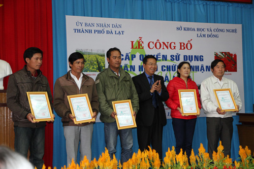 Ông Tôn Thiện San, Phó chủ tịch UBND TP.Đà Lạt (người đứng thứ 3 từ phải sang) trao chứng nhận cho các tổ chức, cá nhân