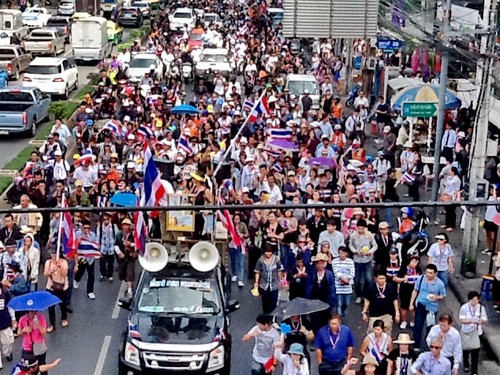 Người biểu tình Thái Lan kéo đến trụ sở đảng cầm quyền 1