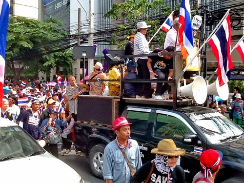 Người biểu tình Thái Lan kéo đến trụ sở đảng cầm quyền 2