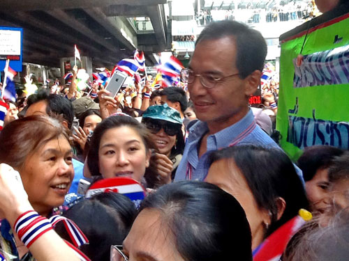 Người biểu tình Thái Lan kéo đến trụ sở đảng cầm quyền 5