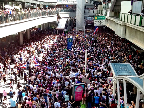 Người biểu tình diễu hành tại Bangkok ngày 29.11 - Ảnh: Minh Quang