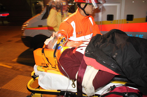 Một nạn nhân được đưa đến bệnh viện sau vụ tai nạn - Ảnh: AFP