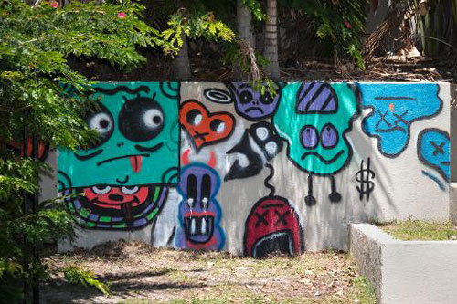 Bức vẽ graffiti do nam ca sĩ Justin Bieber dùng sơn xịt lên tường ở khách sạn QT, Úc - Ảnh: AFP