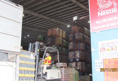 Nestlé Việt Nam đưa hàng đi hỗ trợ người dân Bình Định - Ảnh: Lê An