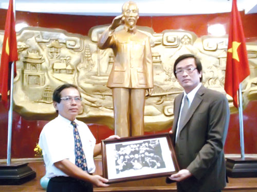 Dòng họ Nguyễn Sinh trao tặng bức ảnh Bác Hồ cho bảo tàng