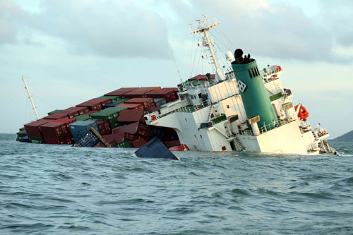 Khẩn trương trục vớt 32 container trong vụ chìm tàu