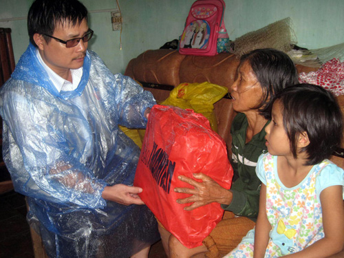Thanh Niên cứu trợ khẩn cấp dân vùng lũ Bình Định, Quảng Ngãi