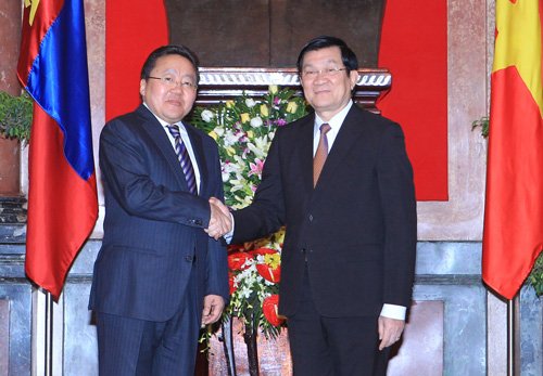 Chủ tịch nước Trương Tấn Sang đón Tổng thống Tsakhiagiin Elbegdorj