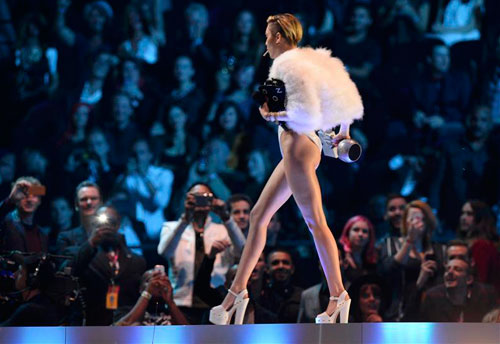Justin Timberlake đại bại, Miley Cyrus gây sốc ở MTV châu u 2013