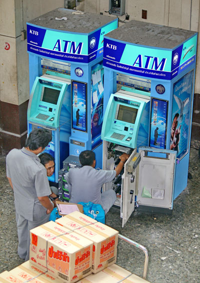 Ăn cắp tiền siêu hạng từ ATM 
