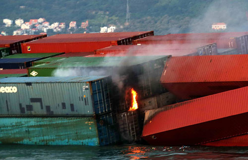 Container trên tàu Heung a Dragon bốc cháy 