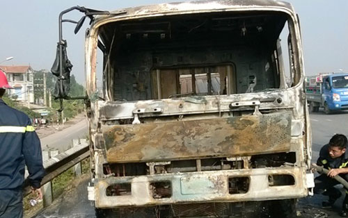 Xe tải cháy rụi trên cầu Thanh Trì
