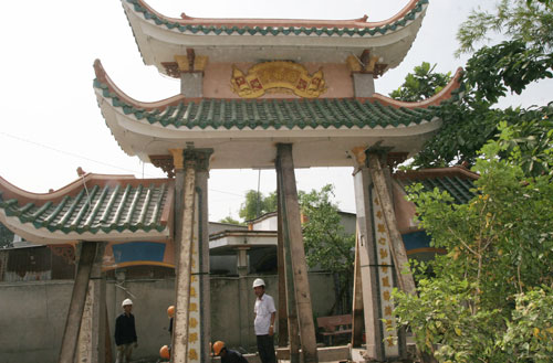 “Thần đèn” Nguyễn Văn Cư dời cổng tam quan chùa