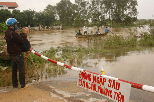 Tìm thấy thi thể người mẹ trong vụ lật ghe chiều 8.11