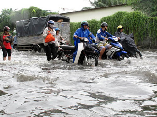 Sài Gòn ‘tả tơi’ triều cường: ‘Mắc’ cũng phải ráng… nhịn 1