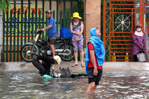 Sài Gòn ‘tả tơi’ triều cường: ‘Mắc’ cũng phải ráng… nhịn 2