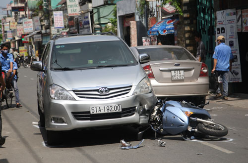 Xe hơi húc xe máy, 3 người bị thương