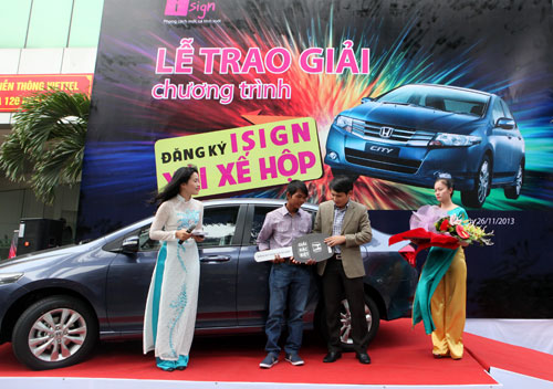 Khách hàng 9x của Viettel trúng thưởng ô tô Honda City 1