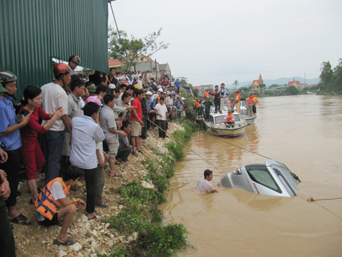 Truy tặng Huân chương Dũng cảm cho Phó giám đốc sở bị lũ cuốn 