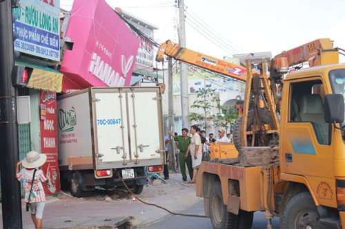 Xe tải lao vào shop quần áo