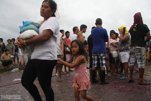 Sự khốn khổ của người dân sau bão Haiyan 8