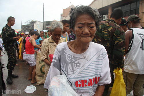 Sự khốn khổ của người dân sau bão Haiyan 9