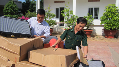 Leo lên tàu chìm mở container trộm tài sản 3