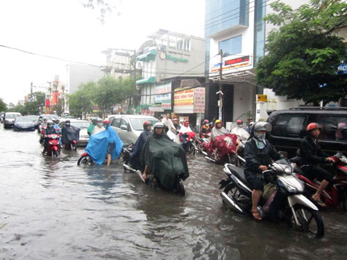 Thành phố Hồ Chí Minh chìm trong biển nước 13