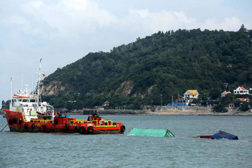 Các container trên tàu Heung a Dragon đang bốc cháy 1