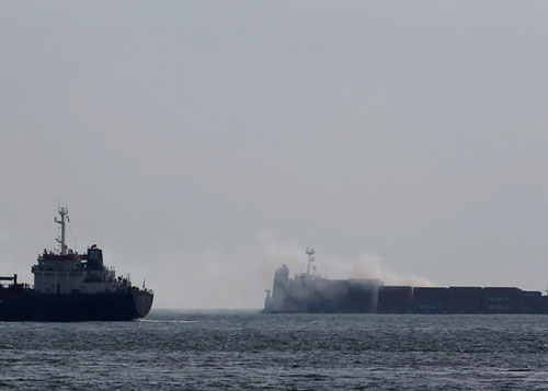 Các container trên tàu Heung a Dragon đang bốc cháy 11