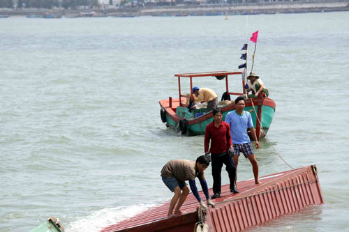 Các container trên tàu Heung a Dragon đang bốc cháy 8