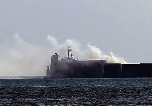 Các container trên tàu Heung a Dragon đang bốc cháy 10