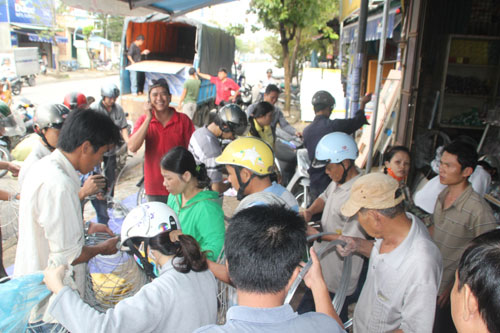 Bão số 14: Người dân Quảng Nam đổ xô mua vật liệu gia cố nhà 1