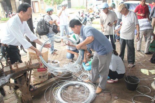 Bão số 14: Người dân Quảng Nam đổ xô mua vật liệu gia cố nhà 2