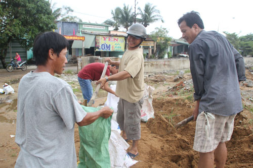 Bão số 14: Người dân Quảng Nam đổ xô mua vật liệu gia cố nhà 6