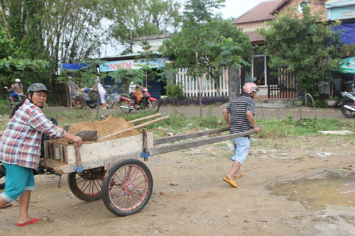 Bão số 14: Người dân Quảng Nam đổ xô mua vật liệu gia cố nhà 7