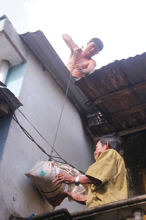 Bão số 14: Người dân Quảng Nam đổ xô mua vật liệu gia cố nhà 9