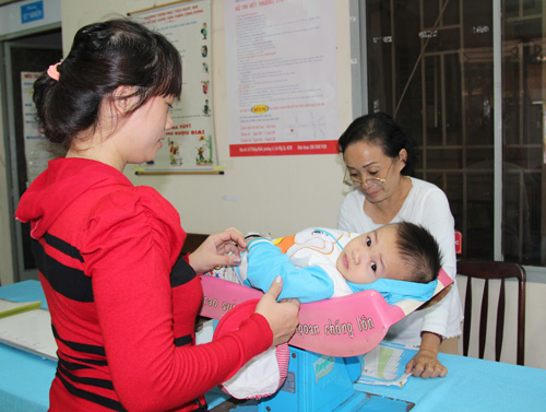 Trẻ em tại TP.HCM được tiêm lại vắc-xin Quinvaxem 3 - Ảnh Nguyên Mi