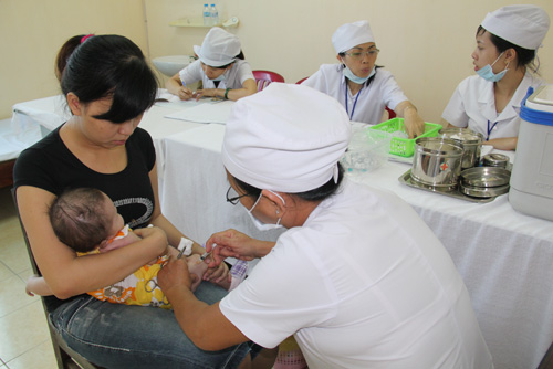 Trẻ em tại TP.HCM được tiêm lại vắc-xin Quinvaxem 6 - Ảnh Nguyên Mi