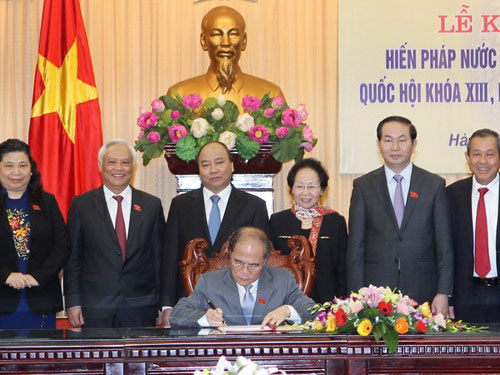 Chủ tịch Quốc hội Nguyễn Sinh Hùng ký chứng thực Hiến pháp nước Cộng hòa xã hội chủ nghĩa Việt Nam (sửa đổi) - Ảnh: Nhan Sáng/TTXVN